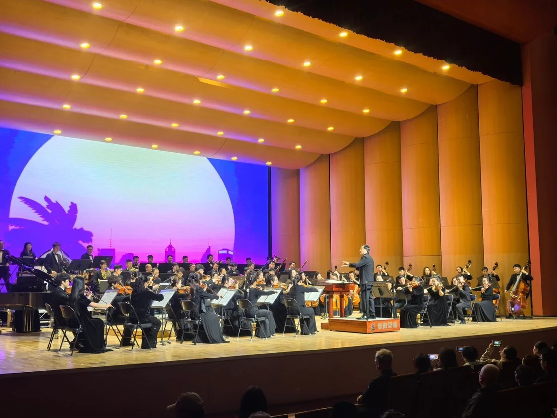 “骐骥踏歌来 青春再出发”交响音乐会燃情奏响 长影乐团用经典旋律致敬青春岁月