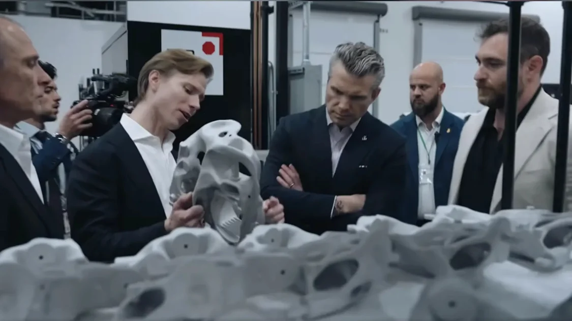 1月，Divergent首席执行官卢卡斯&middot;辛格在加利福尼亚州托兰斯带国防部长皮特&middot;赫格塞斯参观。