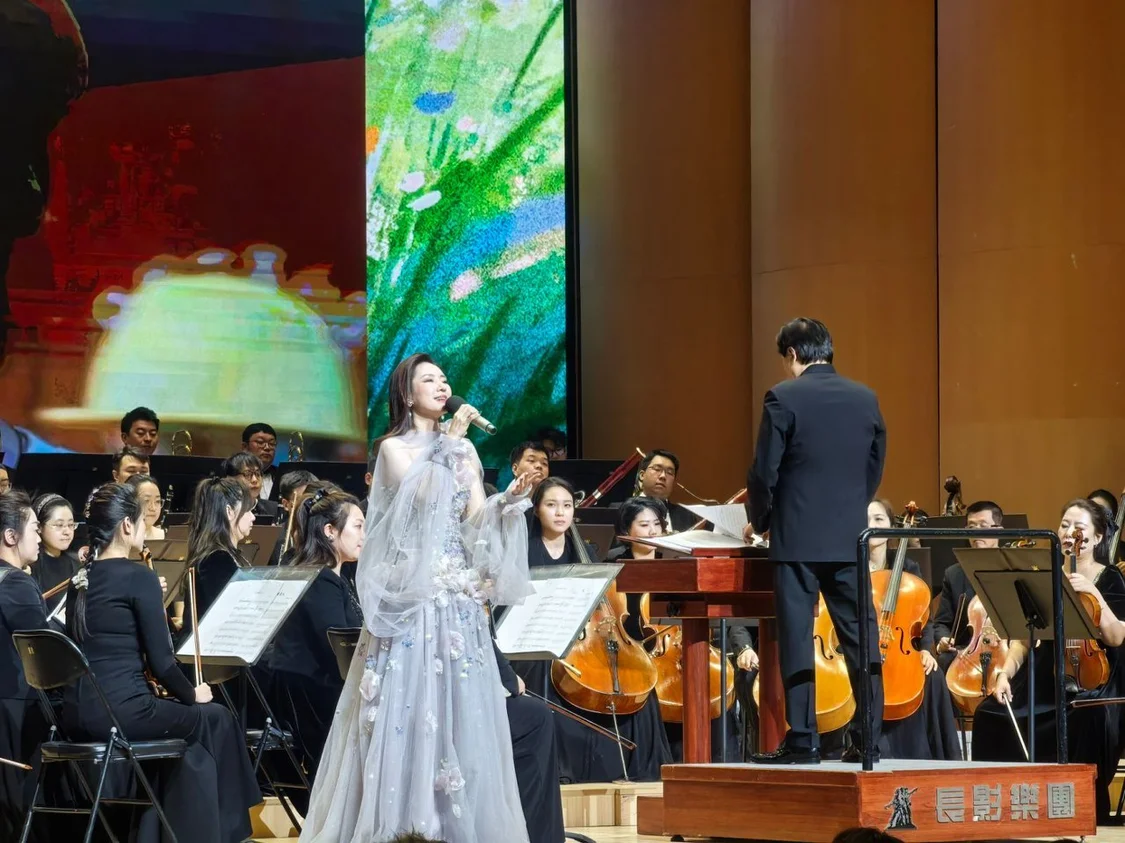 “骐骥踏歌来 青春再出发”交响音乐会燃情奏响 长影乐团用经典旋律致敬青春岁月