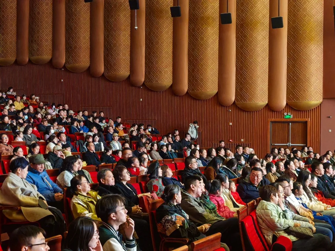 “骐骥踏歌来 青春再出发”交响音乐会燃情奏响 长影乐团用经典旋律致敬青春岁月