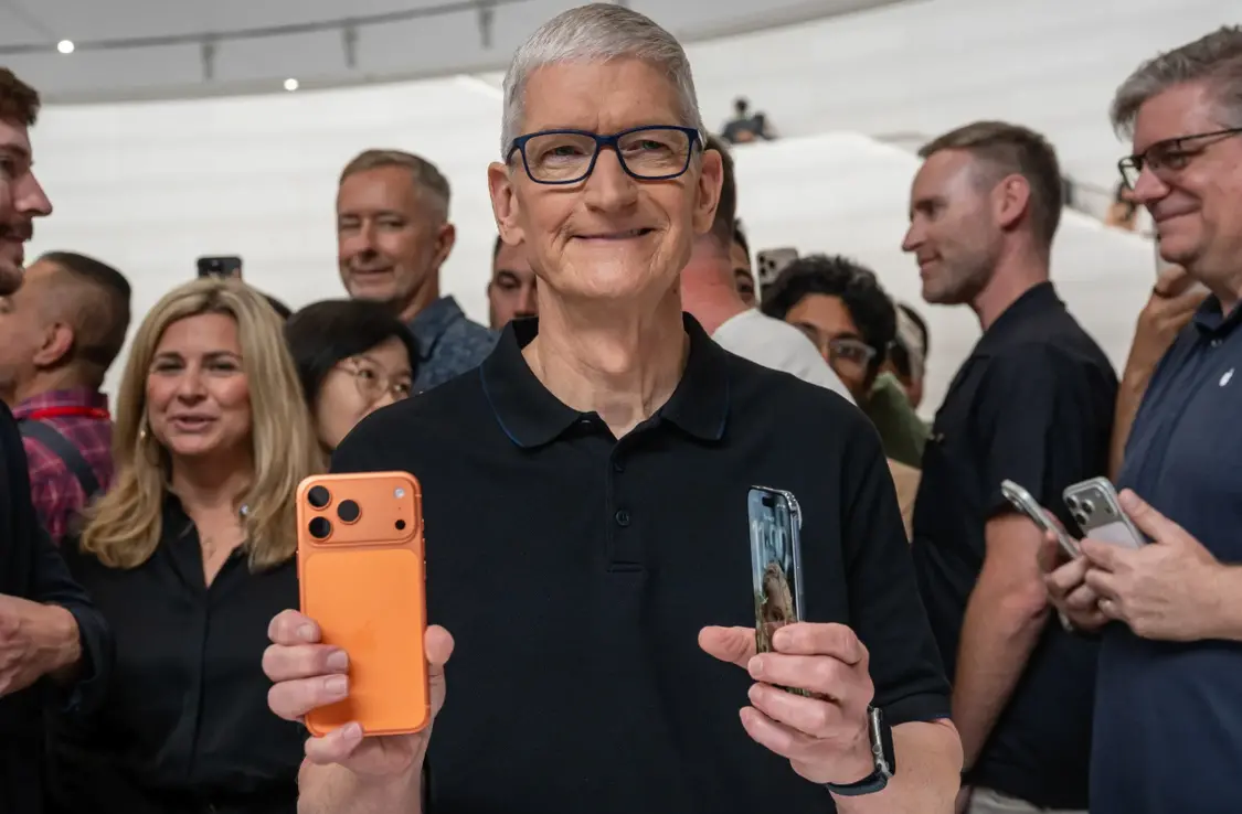 库克手持iPhone 17 Pro