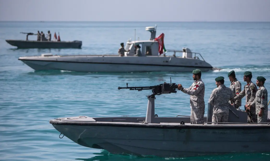 消息人士稱，雖然伊朗海軍大部分已被摧毀，但伊斯蘭革命衛隊的獨立海軍部隊仍保留著大約一半的能力，數百艘，小型快艇和無人水面艦艇。