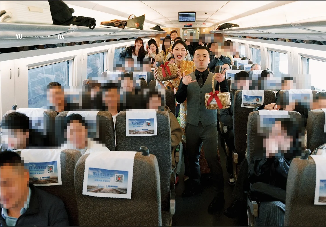 安徽一对新人乘高铁接亲 网友直呼“上亿的婚车” 当事人发声 - Vava8 发吧