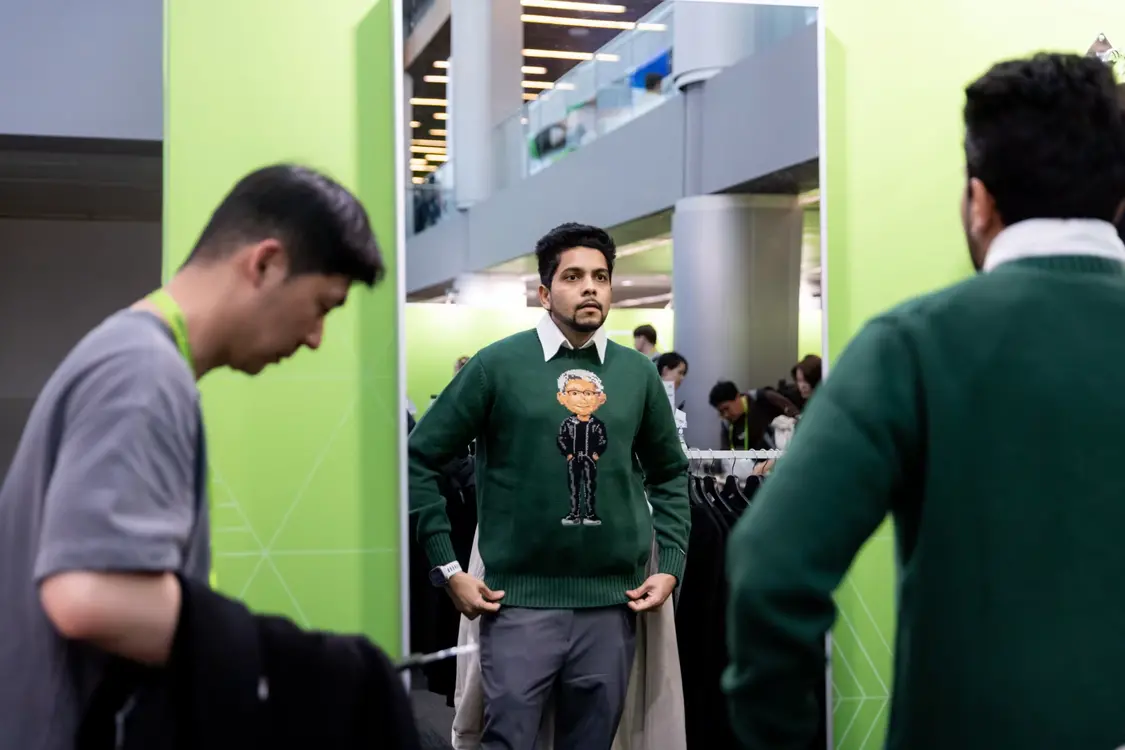 英伟达年度大会期间，哈迪克&middot;纳哈塔在纪念品店试穿了一件有黄仁勋卡通形象的毛衣