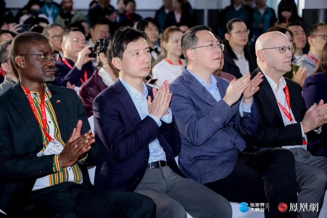 （左起：津巴布韦驻华大使馆公使衔参赞斯坦利&middot;班达、凤凰新媒体CFO吕靖、张家界市委常委、市委宣传部部长吴文海、湖南大学岳麓书院美籍教授戴彼得。）