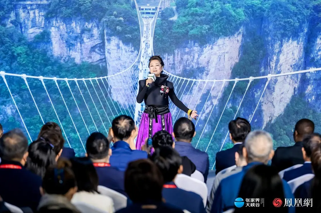 （歌唱艺术家EVA王新在开幕活动中演唱经典歌剧片段。）