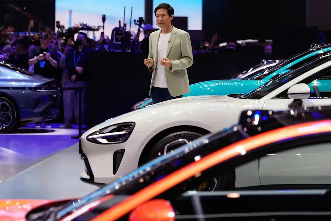 图2：雷军在北京车展上