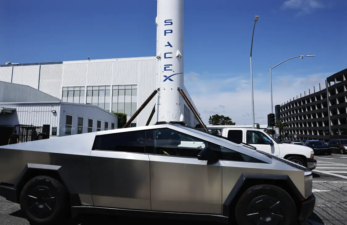 SpaceX火箭前的特斯拉Cybertruck
