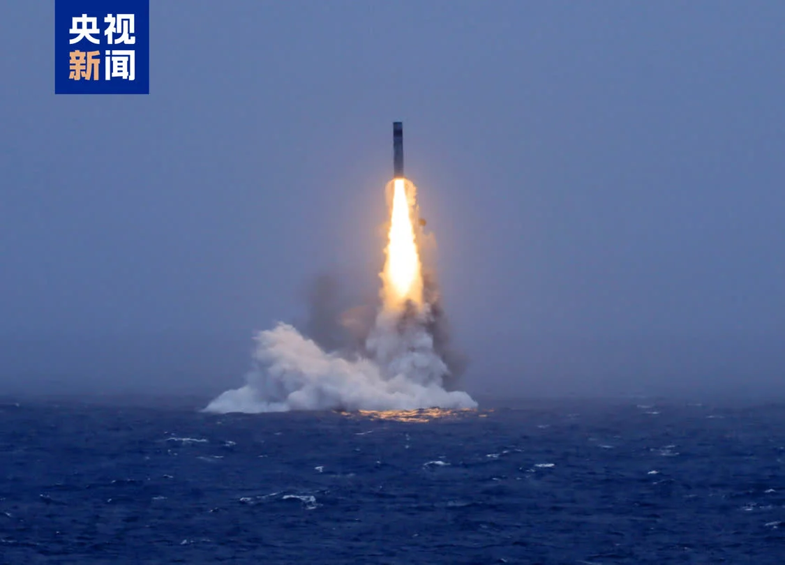 △The image shows the moment the missile emerges from the water.