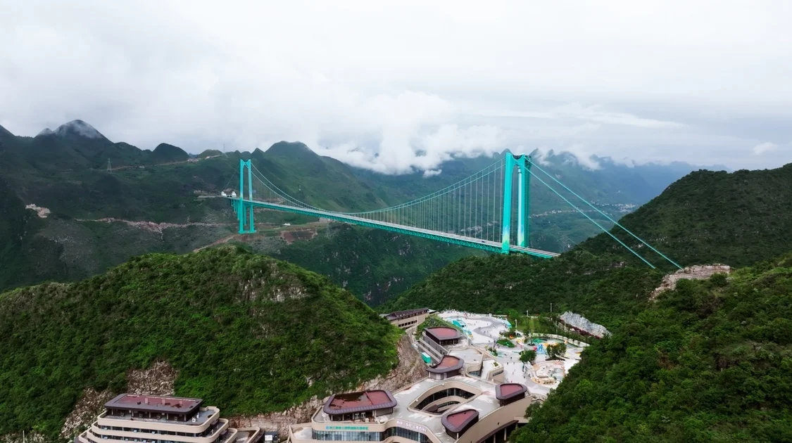 图|花江峡谷大桥横跨群山与峡谷,巨大的工程尺度在云雾中更显直观。