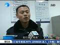 解放东路上裸女狂奔 警察拿着衣服紧跟