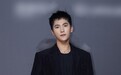 杨洋现身时尚盛典 新发型酷帅有型尽显硬朗气质