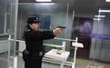 持枪女警的最后春运：十年破案无数 守护乘客安全