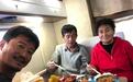 吴京晒与爸妈合照，桌子上的菜吸引了所有人的注意