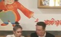 马斯克来中国出差不忘秀恩爱：带女友吃老北京铜锅涮肉