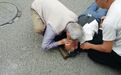 83岁老人当街给96岁老人心肺复苏，硬核操作让网友跪了……