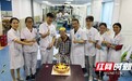 端午佳节 医护人员为60岁老人过生日