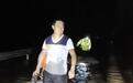 湖北恩施5人开车路上遇山洪 连人带车快要被冲到桥下
