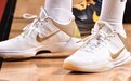 今日常规赛上脚球鞋一览：塔克上脚白金配色Kobe 5