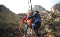 贵州山村12个学生攀山跨江溜索上学 当地政府回应