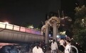 杭州一人行天桥被超高货车撞塌，投用9个月就曾封闭整修