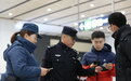 北京警方翻路人手机？回应：查身份证，每天抓十余名逃犯