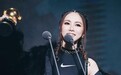 邓紫棋一晚得三个大奖，奖杯快要抱不过来