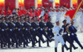 中国阅兵仪式上一士兵晕倒，气氛瞬间打破，下一秒却感动了世界