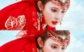 《东宫》彭小苒个性红配绿穿搭现身机场，时尚造型引入侧目