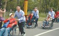 沈阳：雷锋车队的哥 带养老院老人郊游