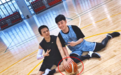陈赫邓超打篮球拍照，少女坐姿亮了，网友：手在干吗？