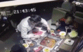 顾客打火机掉入火锅，海底捞服务员捞取时爆炸，热油扑面！