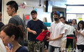 我本想着去地铁偶遇明星，却撞见了一场大型分红包活动..