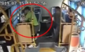 福州公交车上女乘客突然昏迷 司机改变路线送医院