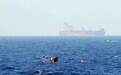 商船在亚丁湾疑遭海盗袭击，中国保安队员果断鸣枪 