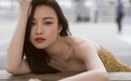 倪妮出席活动裙子剪开穿显腿长，让我惊艳的却是她！