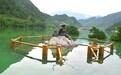 老年人野外垂钓，消遣娱乐