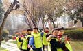 点赞，温暖老爷爷护送小学生过马路，烈日骄阳下的安全卫士