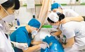 女护士跪扶患儿“最美跪姿”获点赞