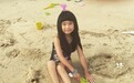 7岁Grace姐姐穿连体泳衣背部漏空 露长腿笑容恬美 