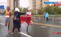 苏州马拉松争议一幕！中国选手冲刺争冠，志愿者递国旗干扰