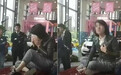 奔驰女车主的维权20天：爬引擎盖哭诉后 回家没敢告诉爱人