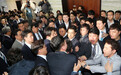 韩国300多名议员上演“肉搏战”锤子铁棍轮番撬门
