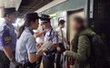 女子列车上霸座被拘：我爸是警察我怕你啊，你算老几