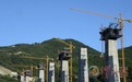 保康县后坪镇的郑万高铁天池大桥施工现场一派繁忙