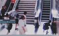 老俩口手扶电梯上相继摔倒 小伙按下紧急钮扶起老人
