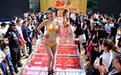 模特穿百万纯金比基尼走秀，黄金和美女都很养眼！