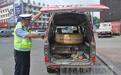 烟台交警查处史上最破烂面包车！后窗玻璃都没了…