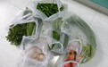 买菜回来，千万别把装菜的塑料袋放进冰箱，否则……