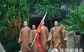 河南开封大相国寺升国旗 三座寺院全体僧众参加